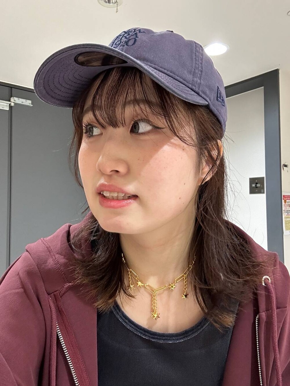 グレー系のスウェットパンツ、ブラック系のショルダーバッグ、レッド系のパーカーを着用したレディースの秋コーディネートの4枚目の写真