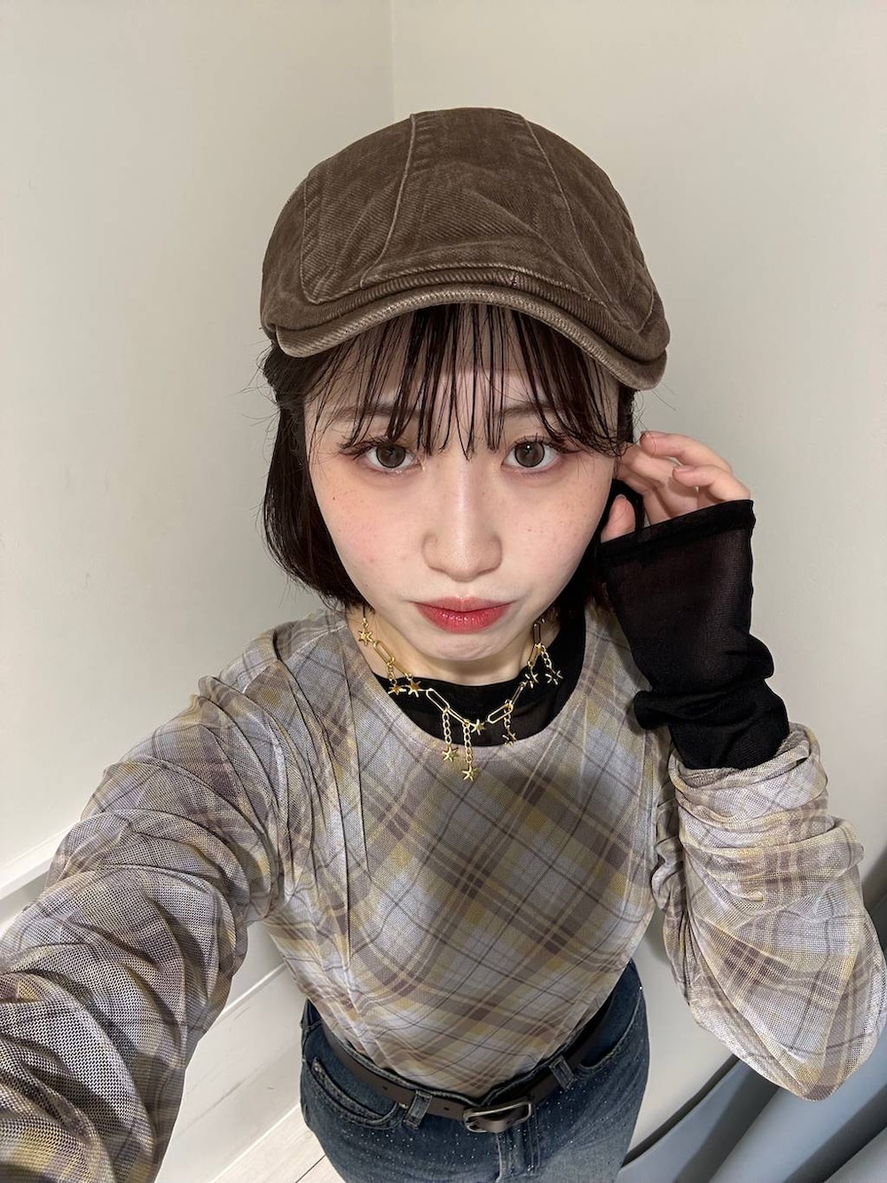 ブルー系のデニムパンツ、イエロー系のTシャツ/カットソー、ブラック系のTシャツ/カットソーを着用したレディースの秋コーディネートの3枚目の写真