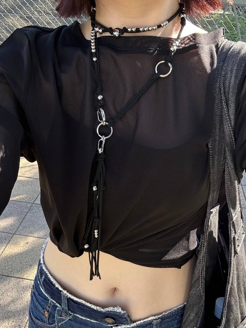 ブラック系のTシャツ/カットソー、ブラック系のネックレスを着用したレディースの秋コーディネートの3枚目の写真