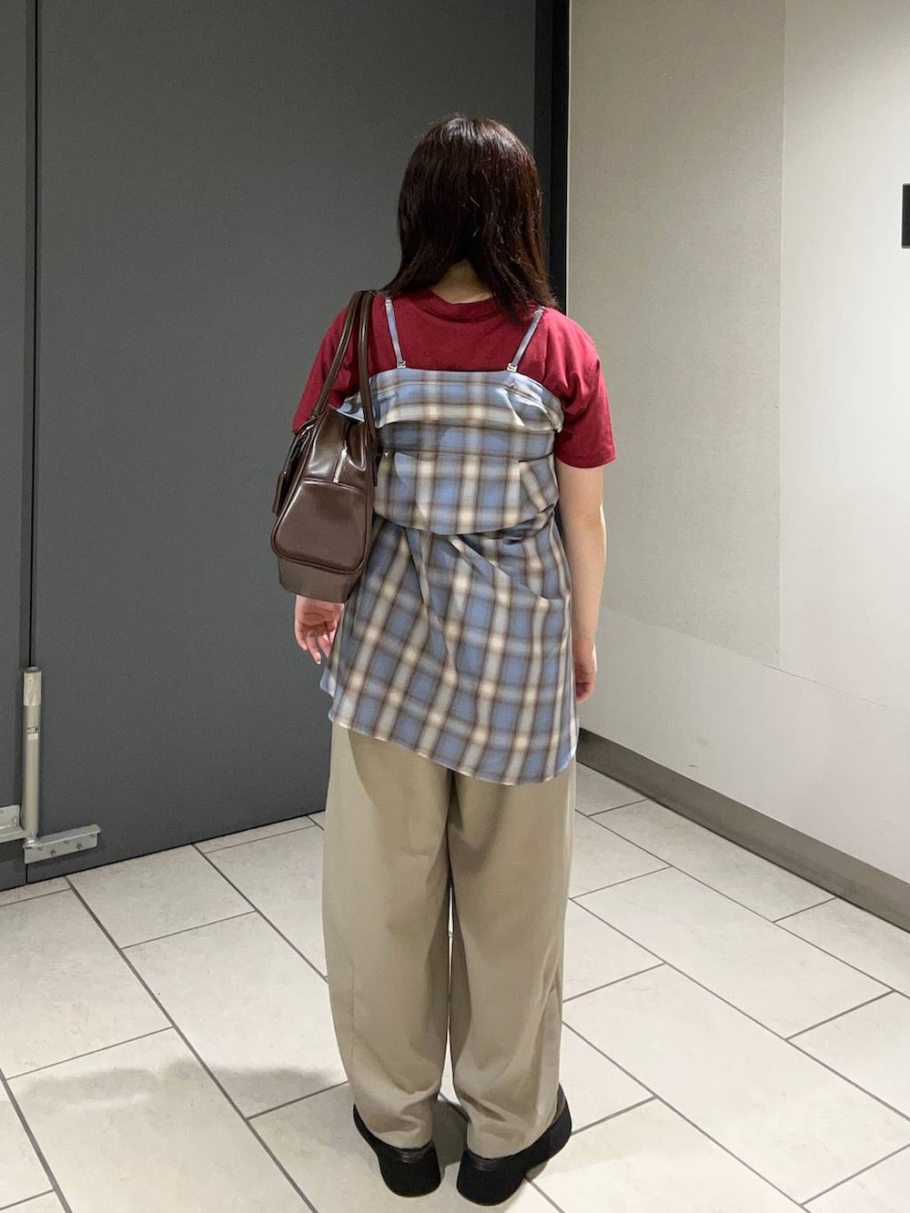 ベージュ系のその他パンツ、ブルー系のシャツ/ブラウス、ブラウン系のボストンバッグを着用したレディースの夏コーディネートの3枚目の写真