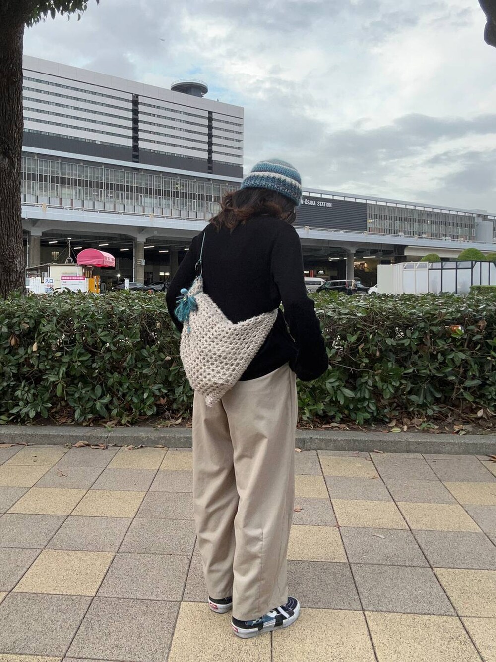 ベージュ系のその他パンツ、ブラック系のニット/セーター、その他のTシャツ/カットソーを着用したレディースの秋コーディネートの3枚目の写真