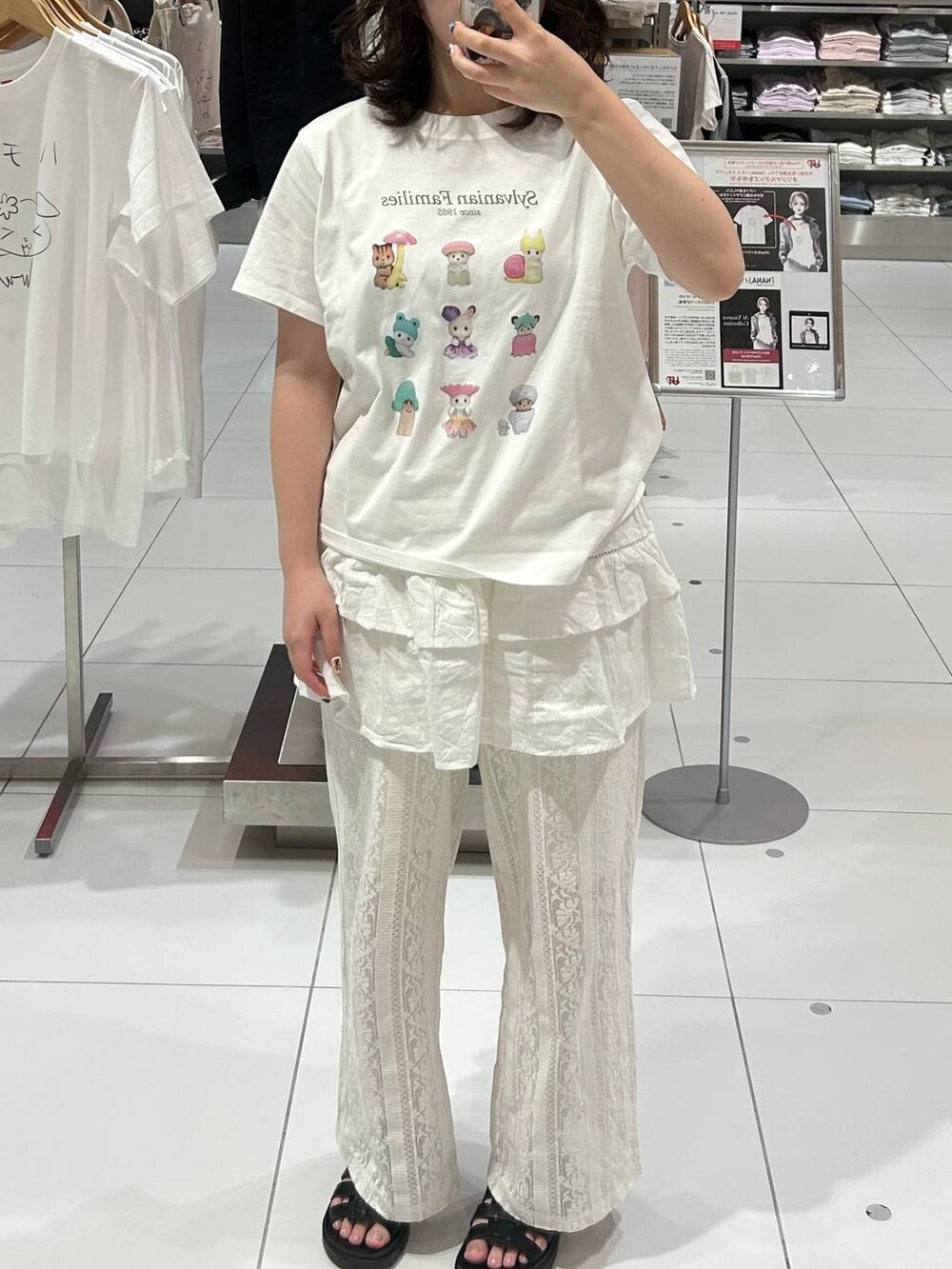 ブラック系のサンダル、ホワイト系のその他パンツ、ホワイト系のキャミソールを着用したレディースの夏コーディネートの2枚目の写真