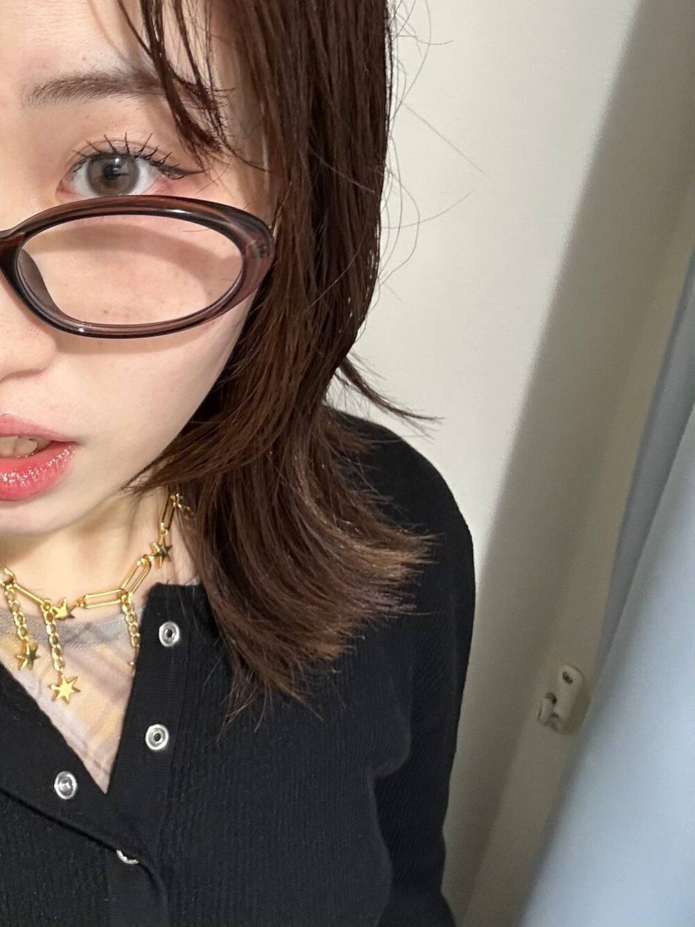 ブラック系のスウェットパンツ、ブラック系のニット/セーター、イエロー系のTシャツ/カットソーを着用したレディースの秋コーディネートの3枚目の写真