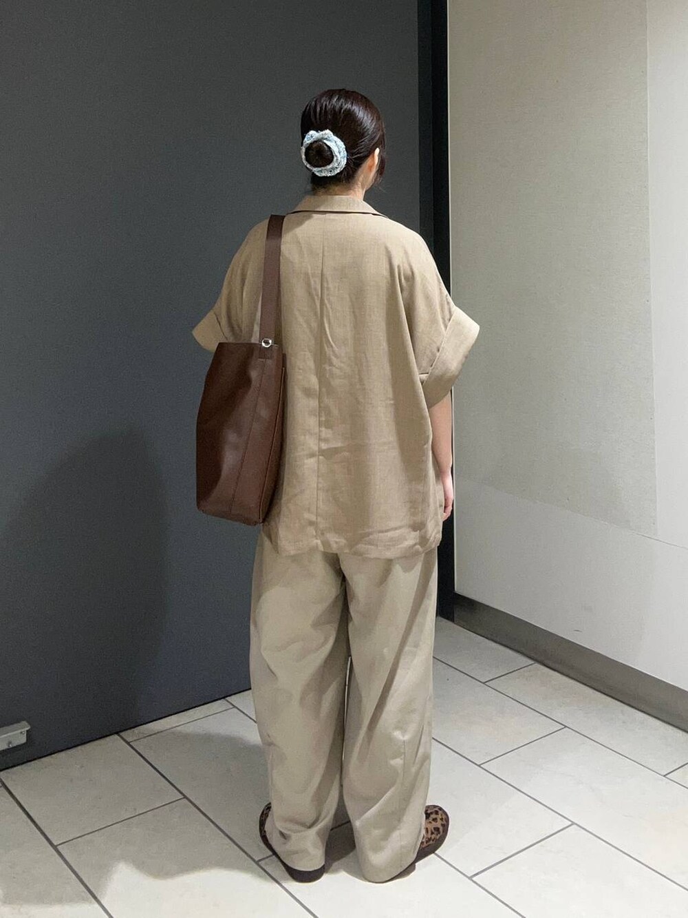 その他のスニーカー、ベージュ系のその他パンツ、ベージュ系のテーラードジャケットを着用したレディースの夏コーディネートの3枚目の写真