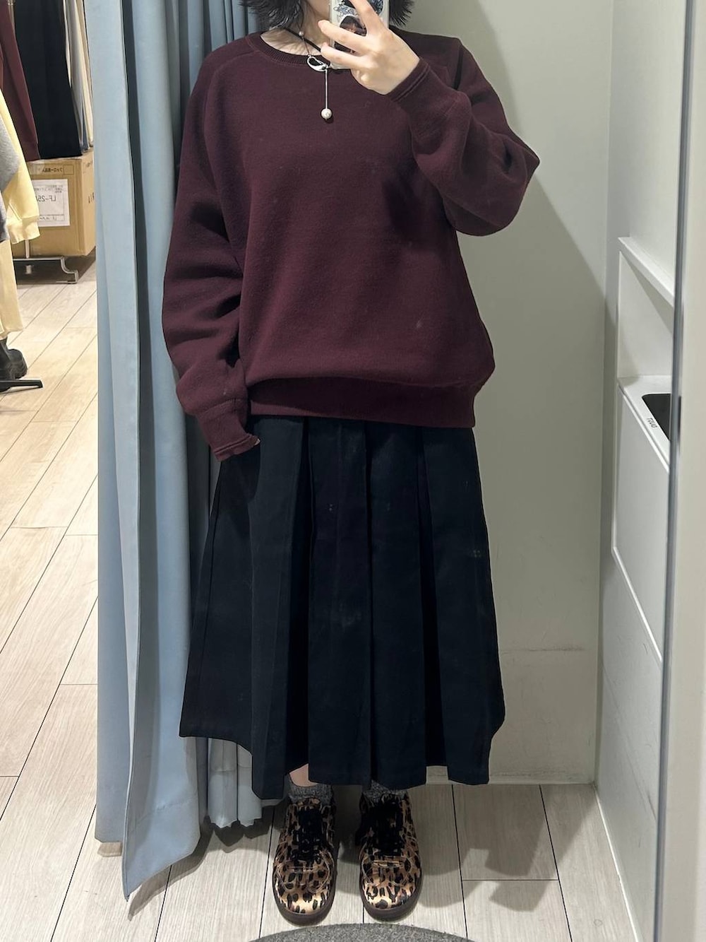 ブラック系のその他アウター、その他のスニーカー、レッド系のニット/セーターを着用したレディースの秋コーディネートの2枚目の写真