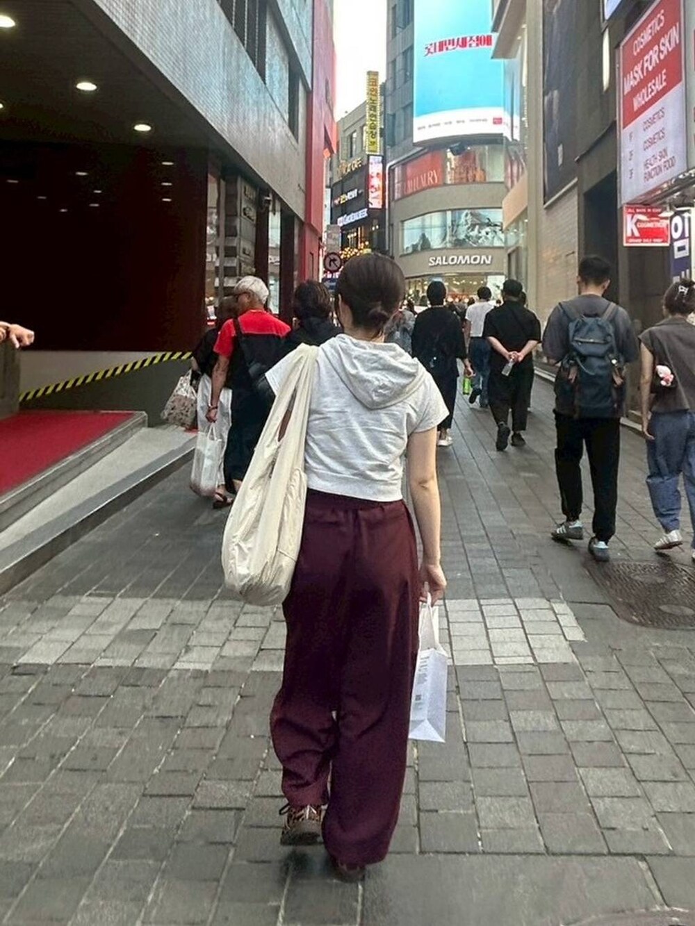 ベージュ系のトートバッグ、その他のスニーカー、パープル系のその他パンツを着用したレディースの秋コーディネートの2枚目の写真