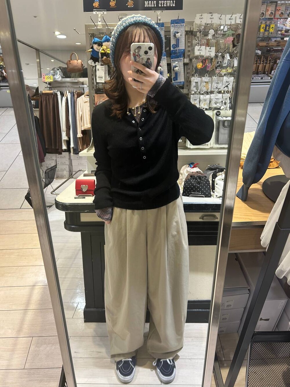 ベージュ系のその他パンツ、ブラック系のニット/セーター、その他のTシャツ/カットソーを着用したレディースの秋コーディネートの4枚目の写真