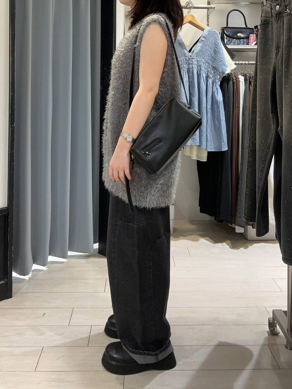 ブラック系のキャミソール、ブラック系のデニムパンツ、ブラック系のショルダーバッグを着用したレディースの夏コーディネートの2枚目の写真