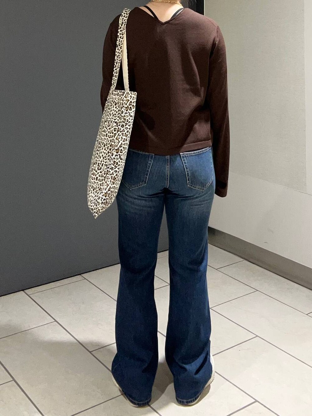 その他のトートバッグ、ブルー系のデニムパンツ、ブラウン系のカーディガン/ボレロを着用したレディースの夏コーディネートの3枚目の写真