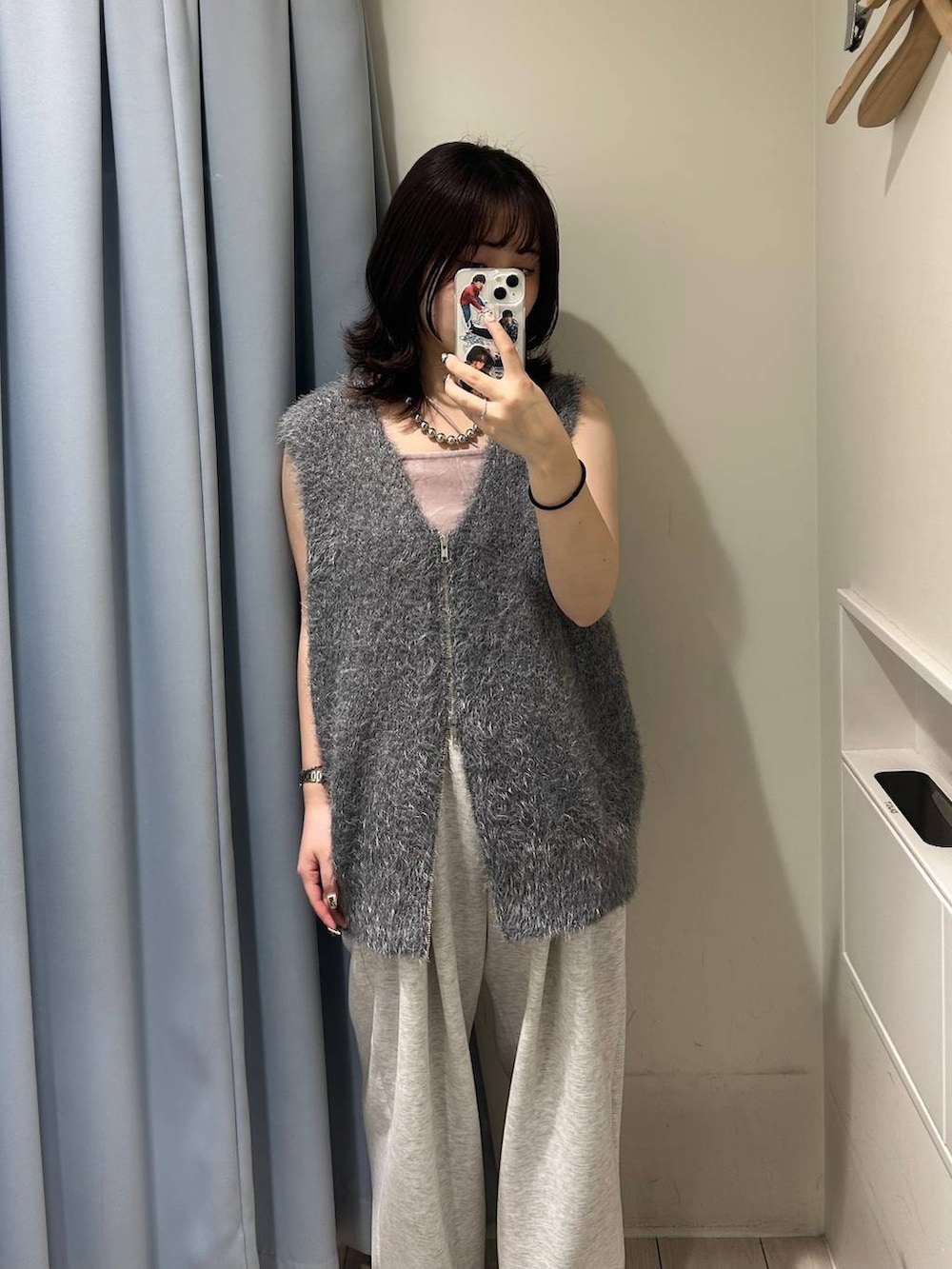 グレー系のスウェットパンツ、パープル系のキャミソール、グレー系のベストを着用したレディースの夏コーディネートの5枚目の写真