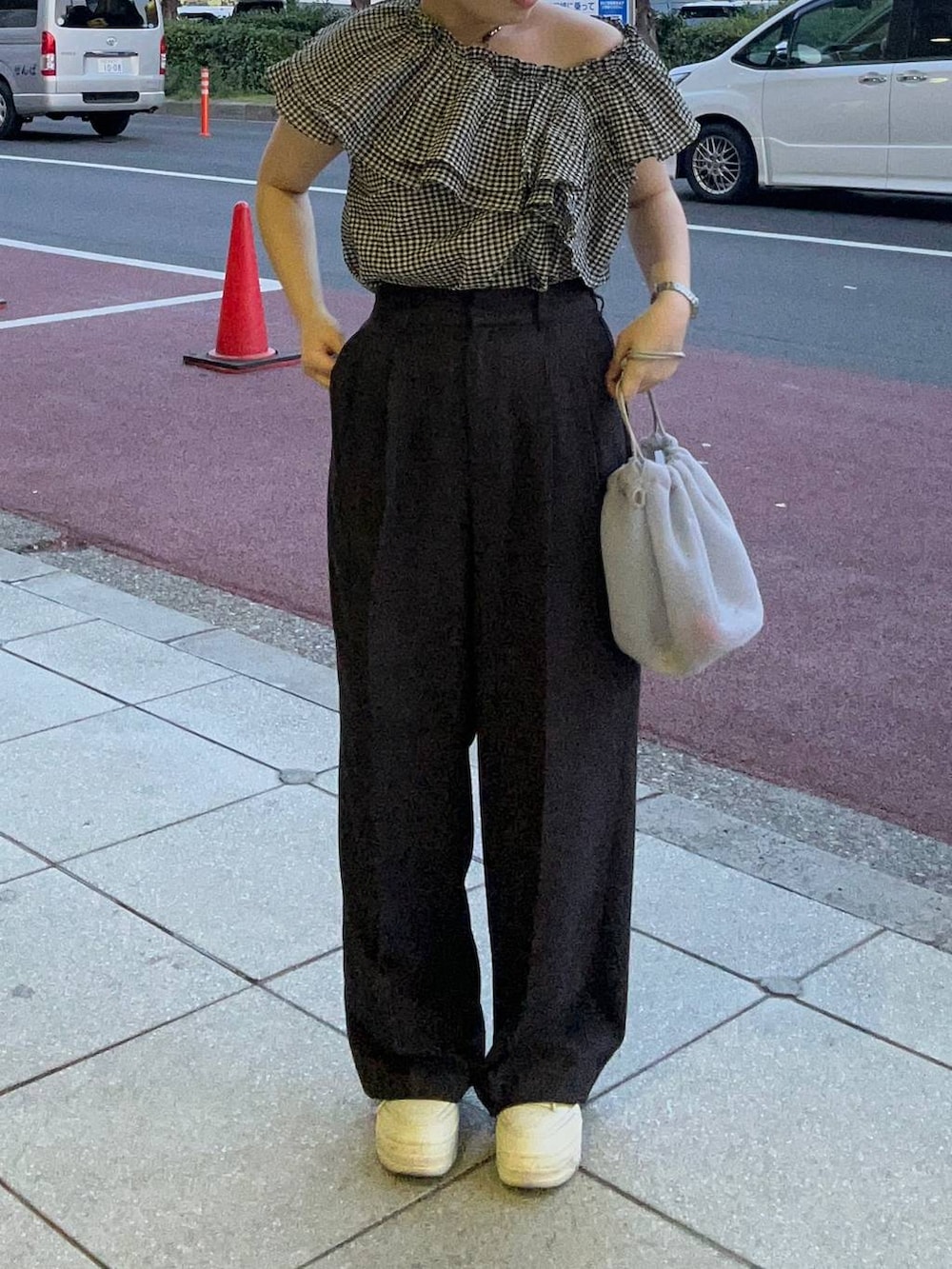 その他のシャツ/ブラウス、グレー系のショルダーバッグ、グレー系のスラックスを着用したレディースの春コーディネートの3枚目の写真