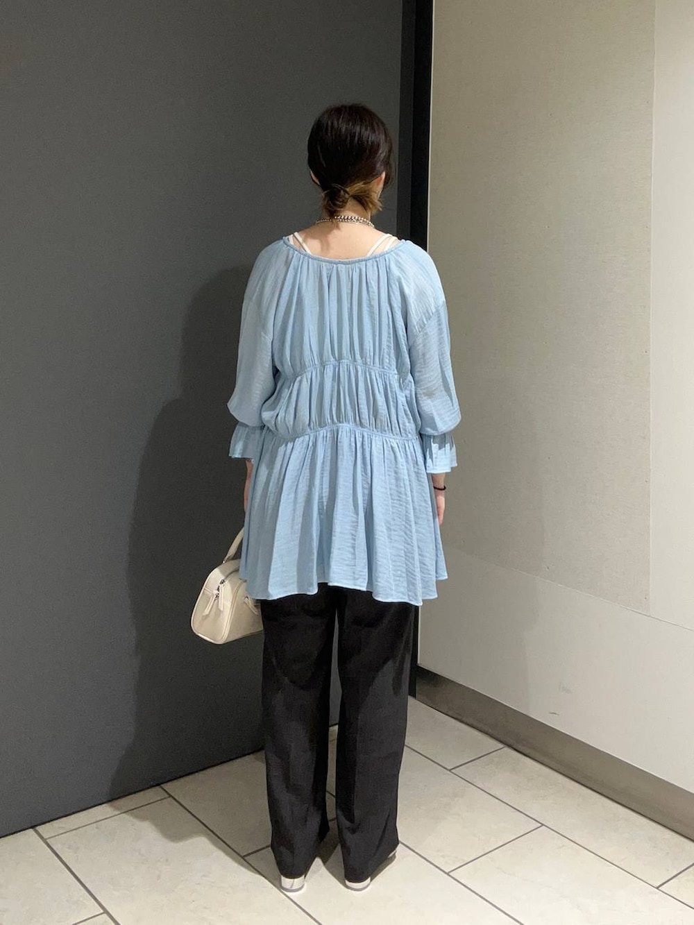 ホワイト系のTシャツ/カットソー、ブルー系のシャツ/ブラウス、シルバー系のサンダルを着用したレディースの夏コーディネートの3枚目の写真