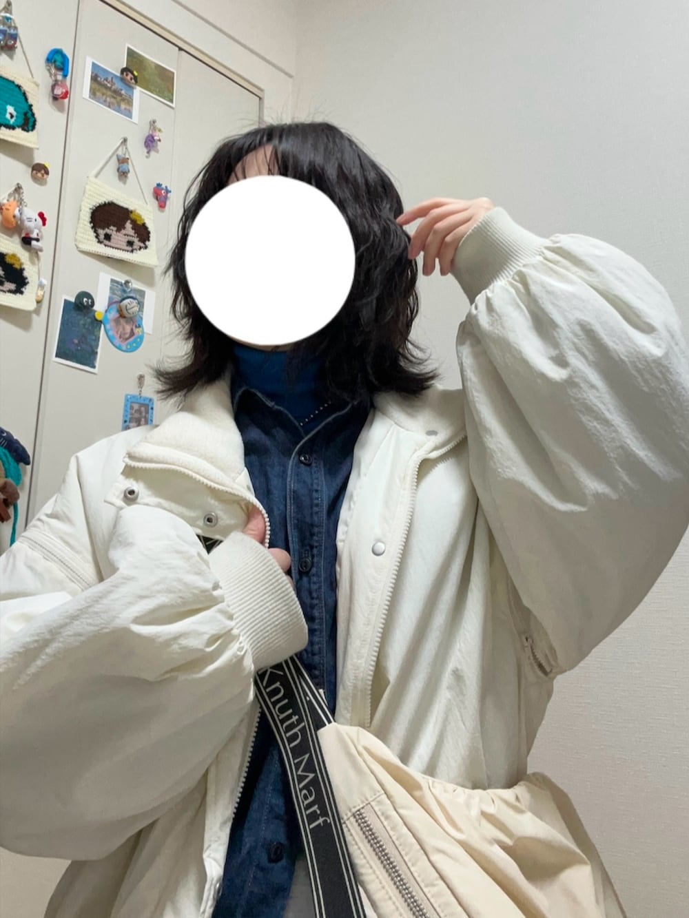 「パンツスタイル、ゆるコーデ、春服、おしゃれさんと繋がりたい、カラーコーデ、outfit、スウェット、今日のコーデ、UNIQLO、LOWRYS FARM、Dr.Martens、JEANASIS、大学生、大学生コーデ、タートルネック」｜「JEANASISの【WEB・一部店舗限定】ソデ2WAY M-65コート/169187（ナイロンジャケット、ホワイト系）」を使った、maiさん（骨格ストレート・レディース・155cm）の冬コーディネートの3枚目の写真