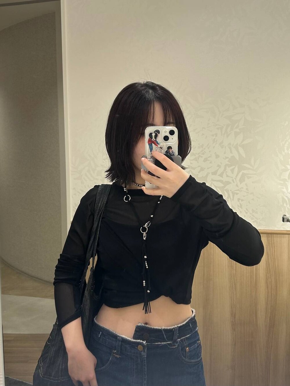 ブラック系のTシャツ/カットソー、ブラック系のネックレスを着用したレディースの秋コーディネートの4枚目の写真