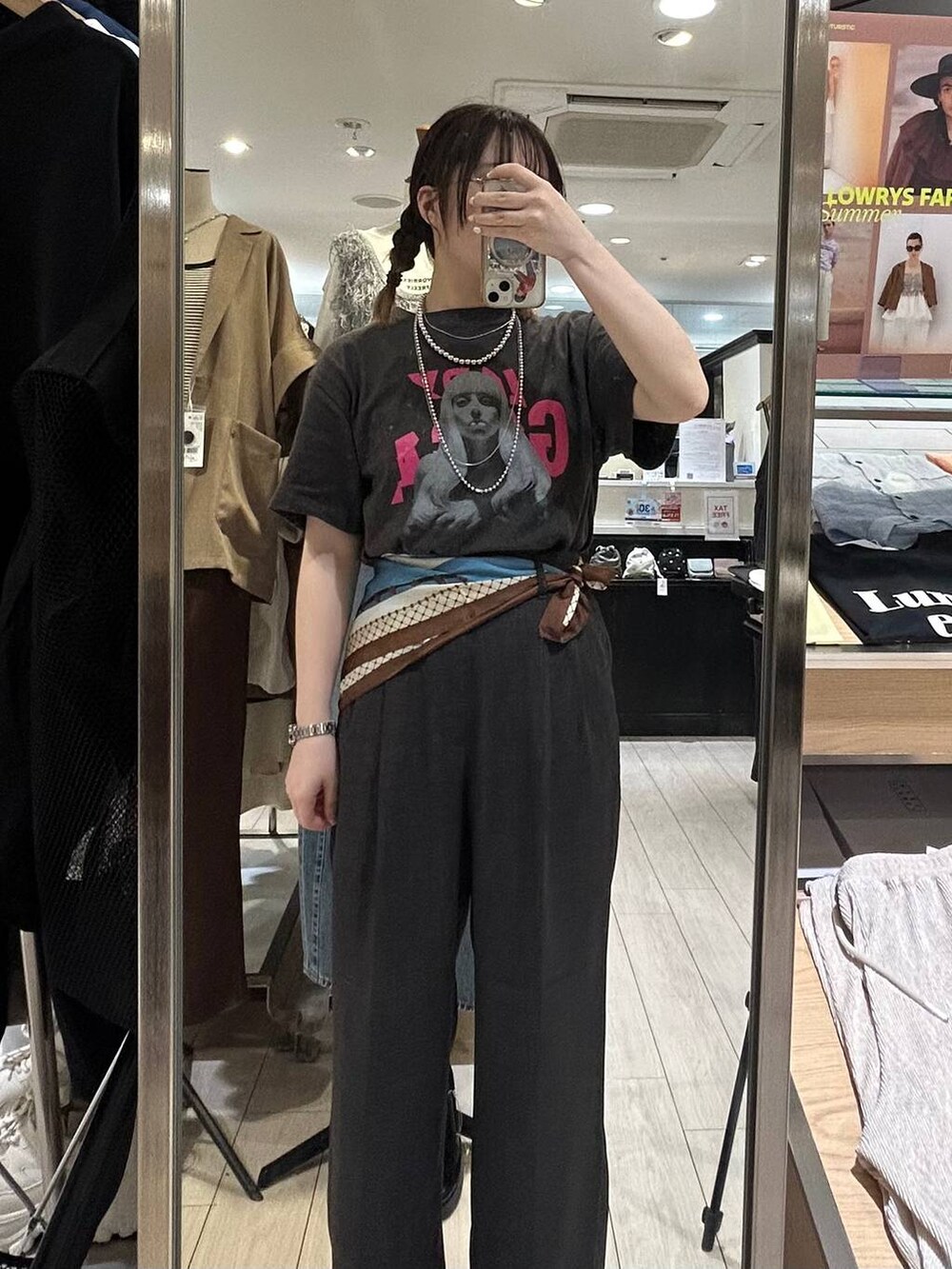 ブラウン系のサンダル、グレー系のTシャツ/カットソー、グレー系のスラックスを着用したレディースの春コーディネートの4枚目の写真