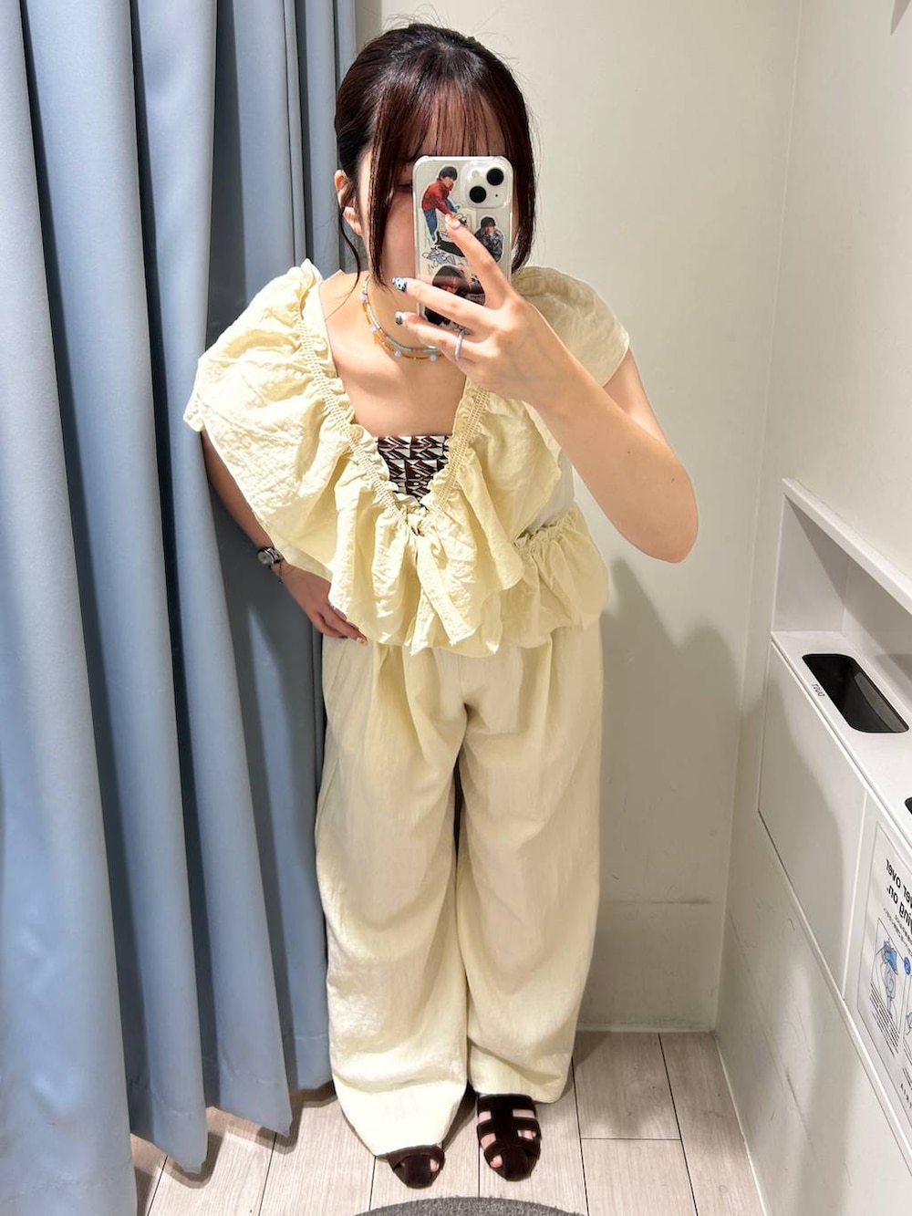 ブラウン系のサンダル、ホワイト系のサロペット/オーバーオール、ブラウン系のネックレスを着用したレディースの夏コーディネートの3枚目の写真