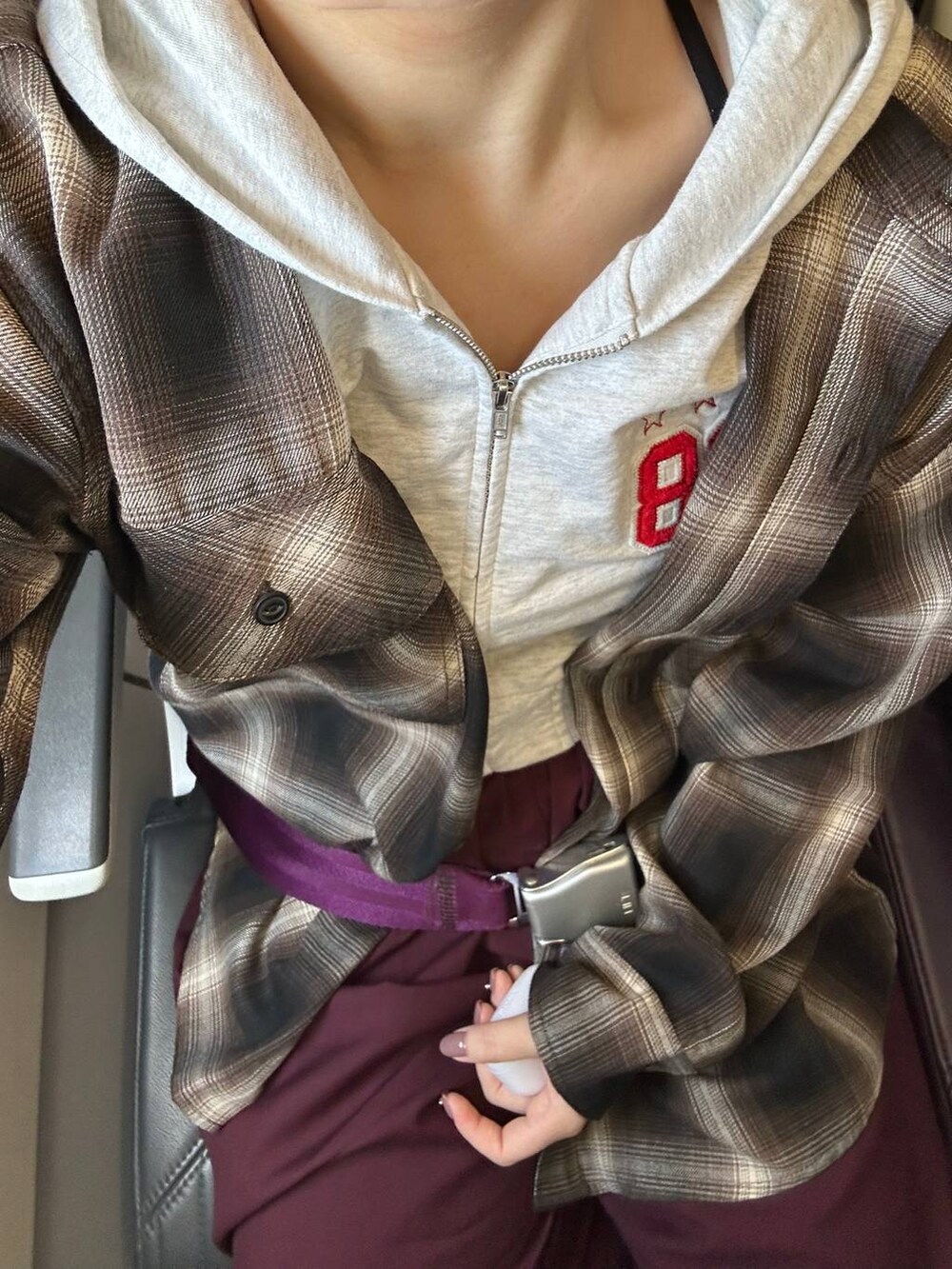 ベージュ系のトートバッグ、その他のスニーカー、パープル系のその他パンツを着用したレディースの秋コーディネートの3枚目の写真