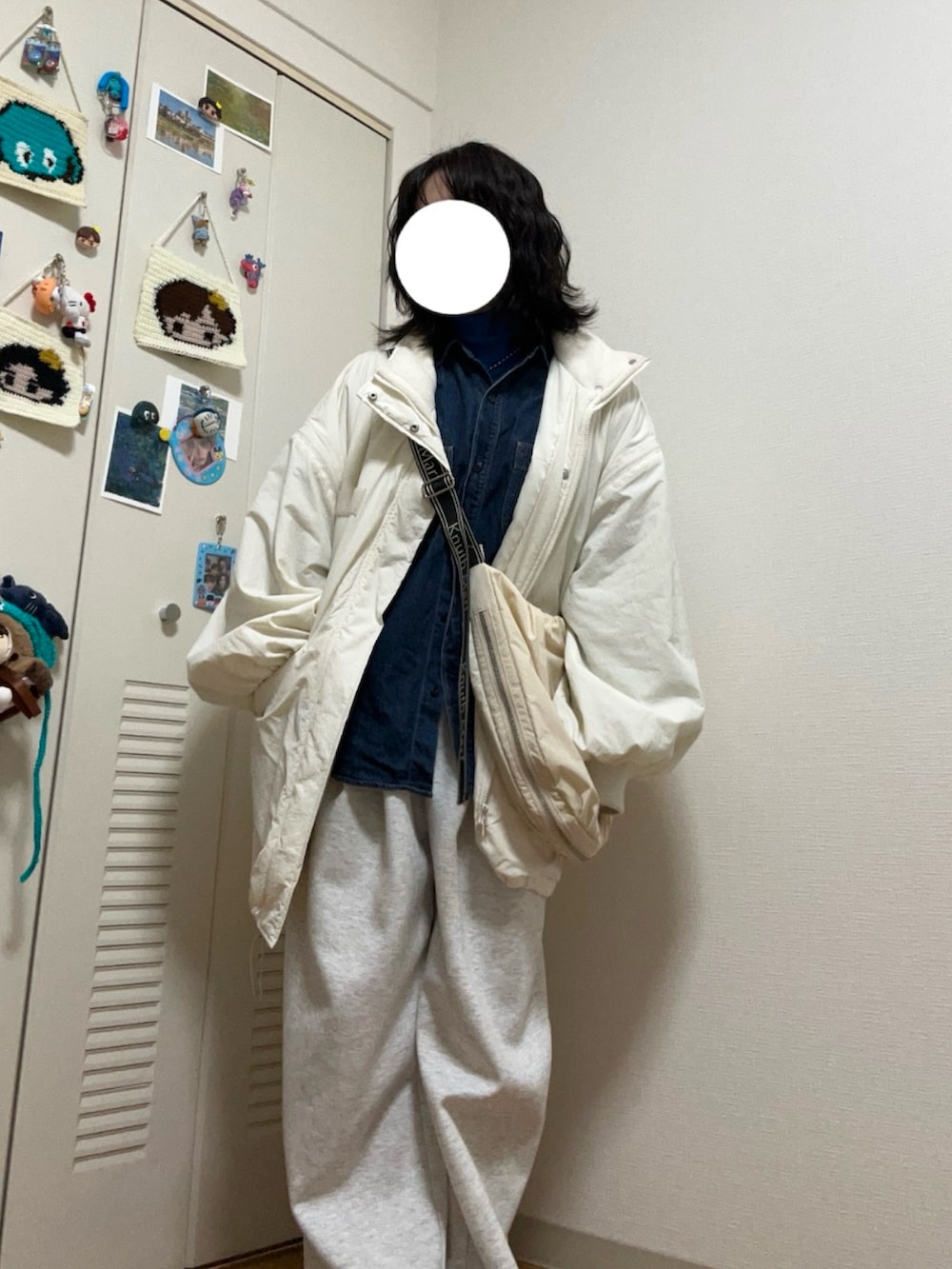 「パンツスタイル、ゆるコーデ、春服、おしゃれさんと繋がりたい、カラーコーデ、outfit、スウェット、今日のコーデ、UNIQLO、LOWRYS FARM、Dr.Martens、JEANASIS、大学生、大学生コーデ、タートルネック」｜「JEANASISの【WEB・一部店舗限定】ソデ2WAY M-65コート/169187（ナイロンジャケット、ホワイト系）」を使った、maiさん（骨格ストレート・レディース・155cm）の冬コーディネートの2枚目の写真