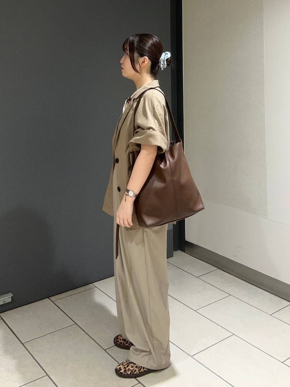 その他のスニーカー、ベージュ系のその他パンツ、ベージュ系のテーラードジャケットを着用したレディースの夏コーディネートの2枚目の写真