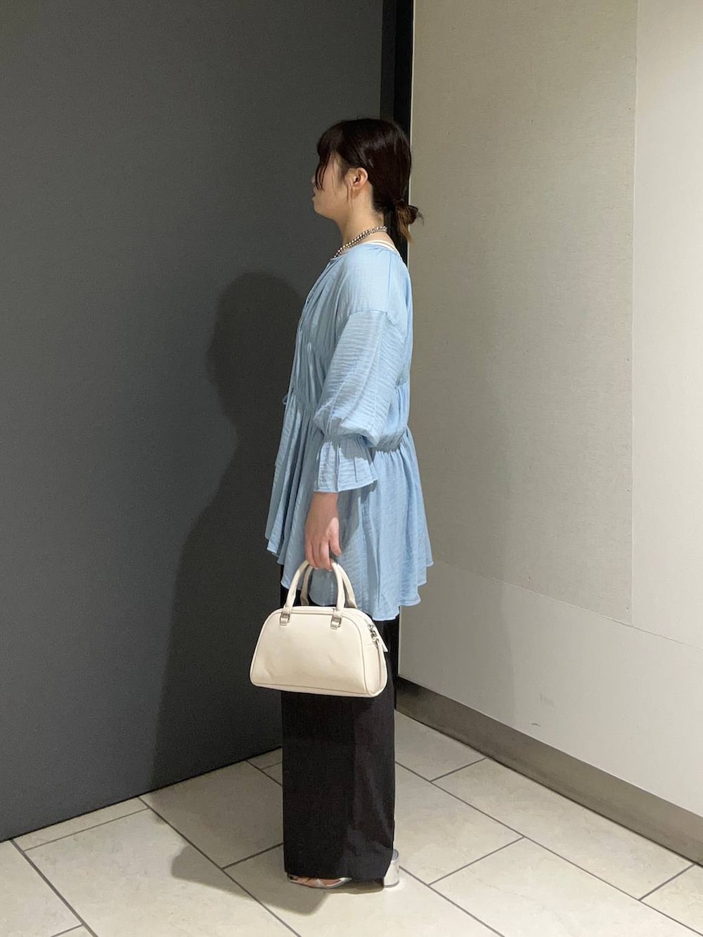 ホワイト系のTシャツ/カットソー、ブルー系のシャツ/ブラウス、シルバー系のサンダルを着用したレディースの夏コーディネートの2枚目の写真