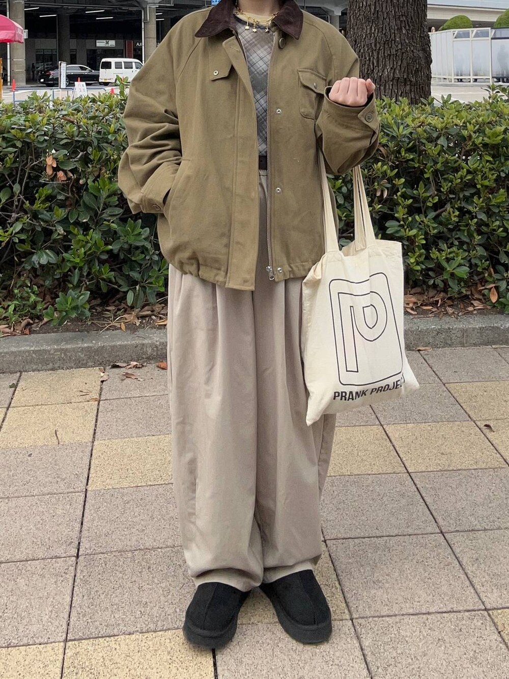 ベージュ系のその他パンツ、ブラウン系のその他アウター、その他のTシャツ/カットソーを着用したレディースの秋コーディネートの4枚目の写真