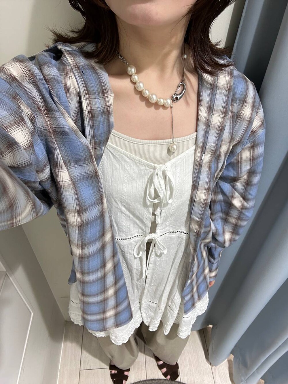 ホワイト系のTシャツ/カットソー、ベージュ系のその他パンツ、ホワイト系のワンピースを着用したレディースの夏コーディネートの2枚目の写真