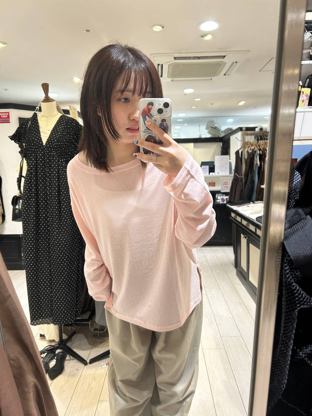 ホワイト系のTシャツ/カットソー、ベージュ系のその他パンツ、ブラウン系のサンダルを着用したレディースの夏コーディネートの2枚目の写真