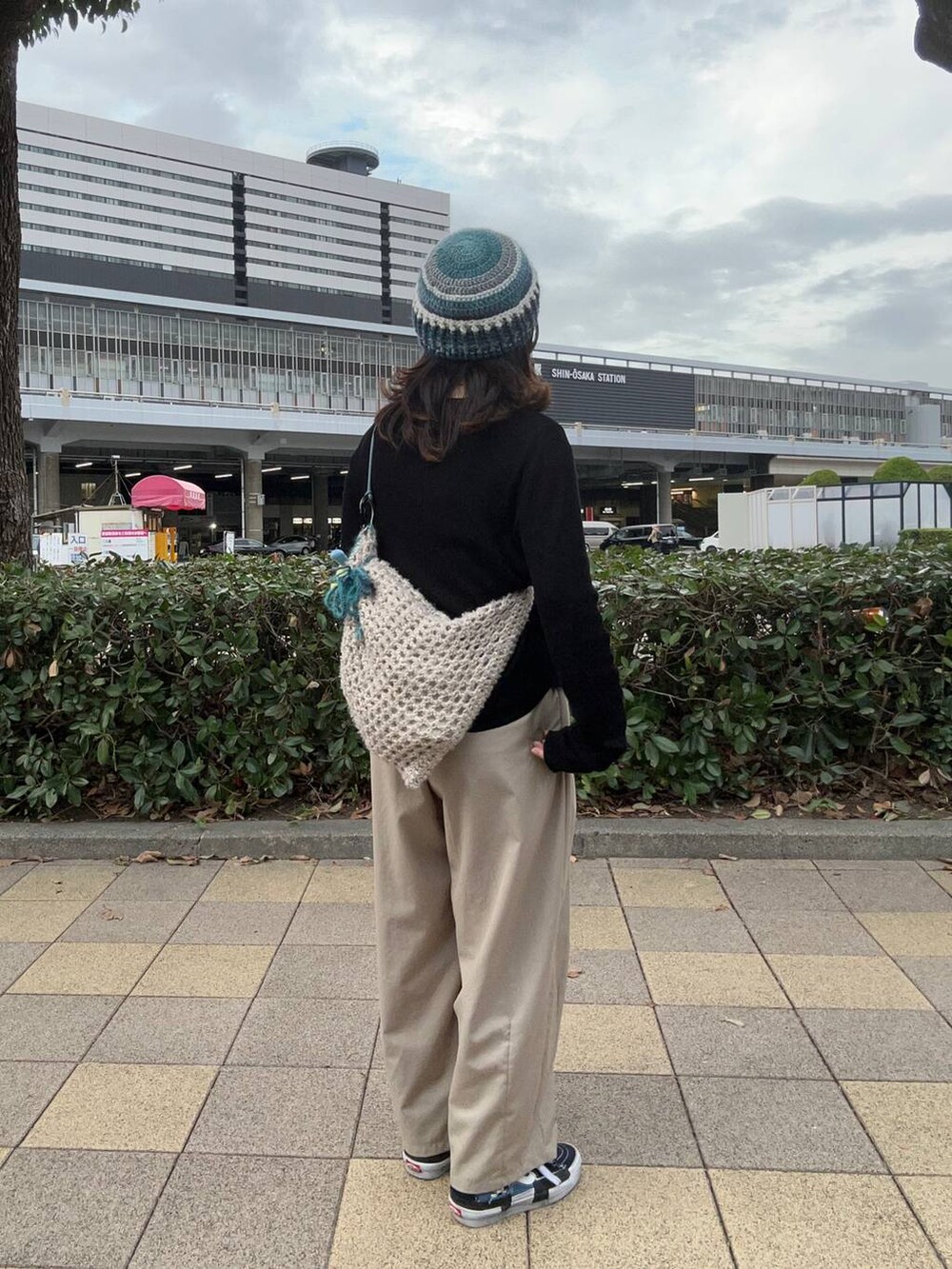 ベージュ系のその他パンツ、ブラック系のニット/セーター、その他のTシャツ/カットソーを着用したレディースの秋コーディネートの2枚目の写真