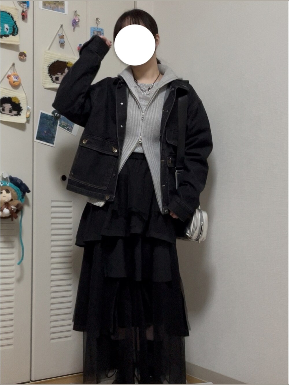 ブラック系のデニムジャケット、グレー系のトップス、シルバー系のTシャツ/カットソーを着用したレディースの冬コーディネートの2枚目の写真
