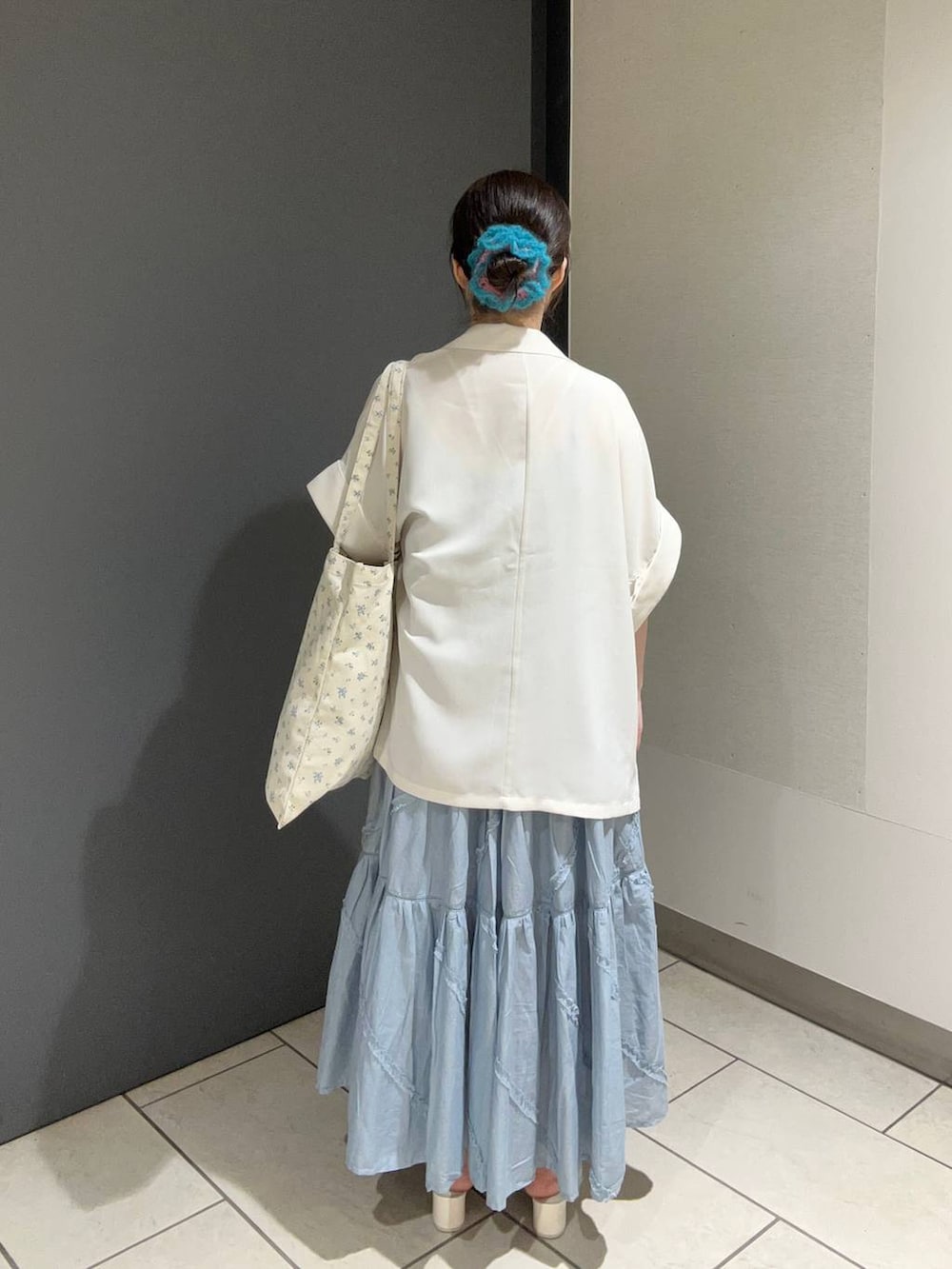 ホワイト系のTシャツ/カットソー、その他のトートバッグ、ホワイト系のサンダルを着用したレディースの春コーディネートの3枚目の写真