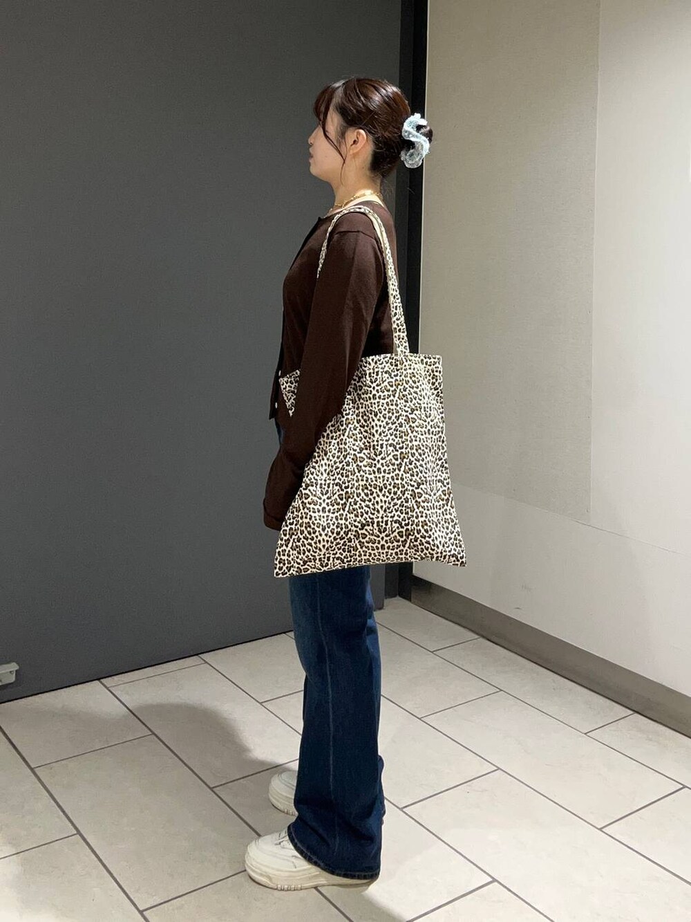 その他のトートバッグ、ブルー系のデニムパンツ、ブラウン系のカーディガン/ボレロを着用したレディースの夏コーディネートの2枚目の写真