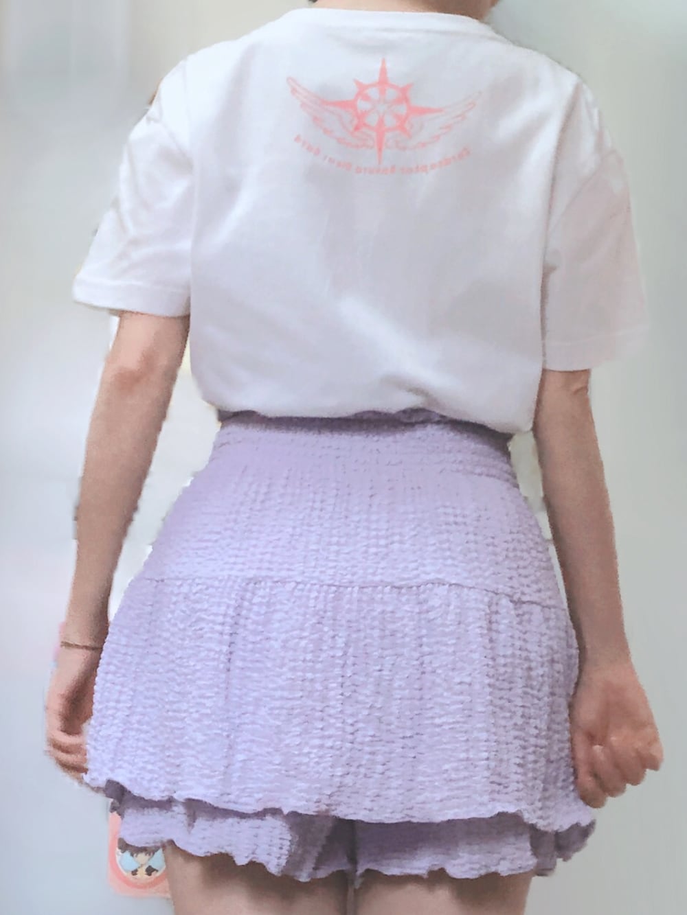 パープル系のスカート、ホワイト系のTシャツ/カットソーを着用したレディースの夏コーディネートの2枚目の写真