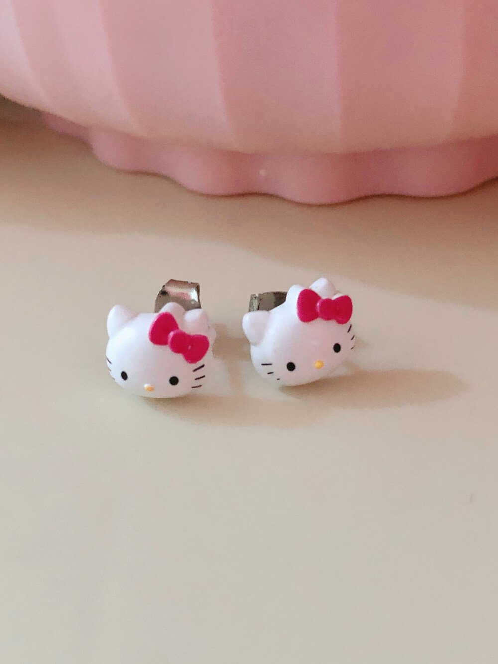 ホワイト系のシューズ、ホワイト系のジャンパースカート、ホワイト系のピアス（両耳用）を着用したレディースの夏コーディネートの3枚目の写真