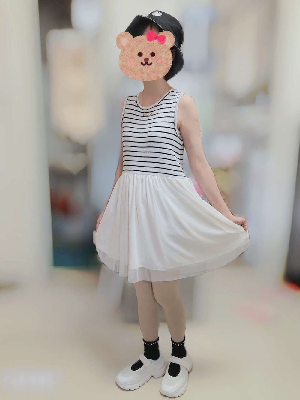 ホワイト系のシューズ、ホワイト系のジャンパースカート、ホワイト系のピアス（両耳用）を着用したレディースの夏コーディネートの2枚目の写真