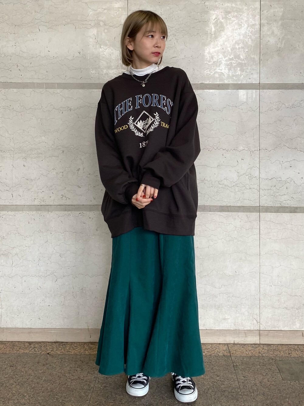 「私の推しブランド、シンプル、ootd、春、カジュアルコーデ、グリーン、低身長女子、ビッグシルエット、プチプラ、スニーカー、低身長コーデ、重ね着、レイヤードスタイル、w closet、wcloset」｜「w closetのカレッジプリントBIGスエットプルオーバー（スウェット、ブラック系）」を使った、M I H Oさん（レディース・152cm）の冬コーディネートの2枚目の写真