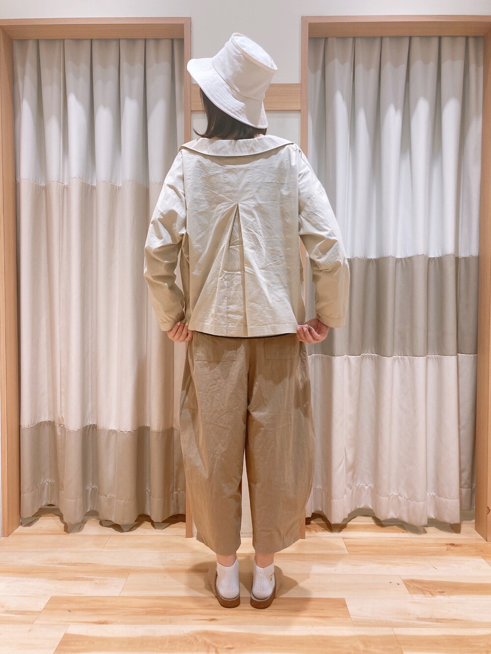 ホワイト系のその他アウター、ブラック系のTシャツ/カットソー、ベージュ系のその他パンツを着用したレディースの春コーディネートの3枚目の写真