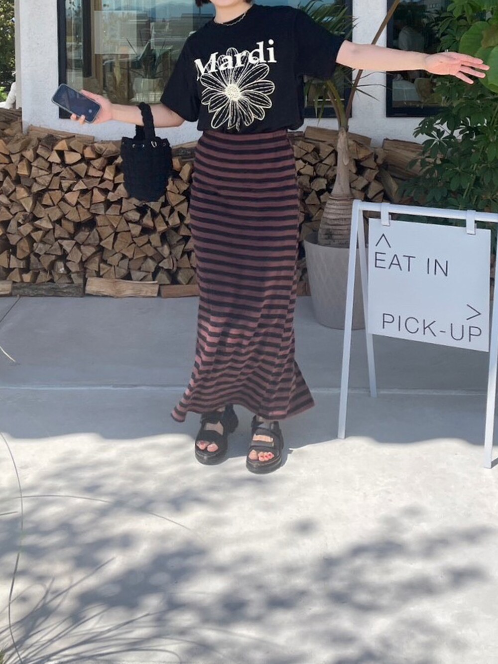 ブラック系のTシャツ/カットソー、その他のスカート、ブラック系のサンダルを着用したレディースの秋コーディネートの3枚目の写真