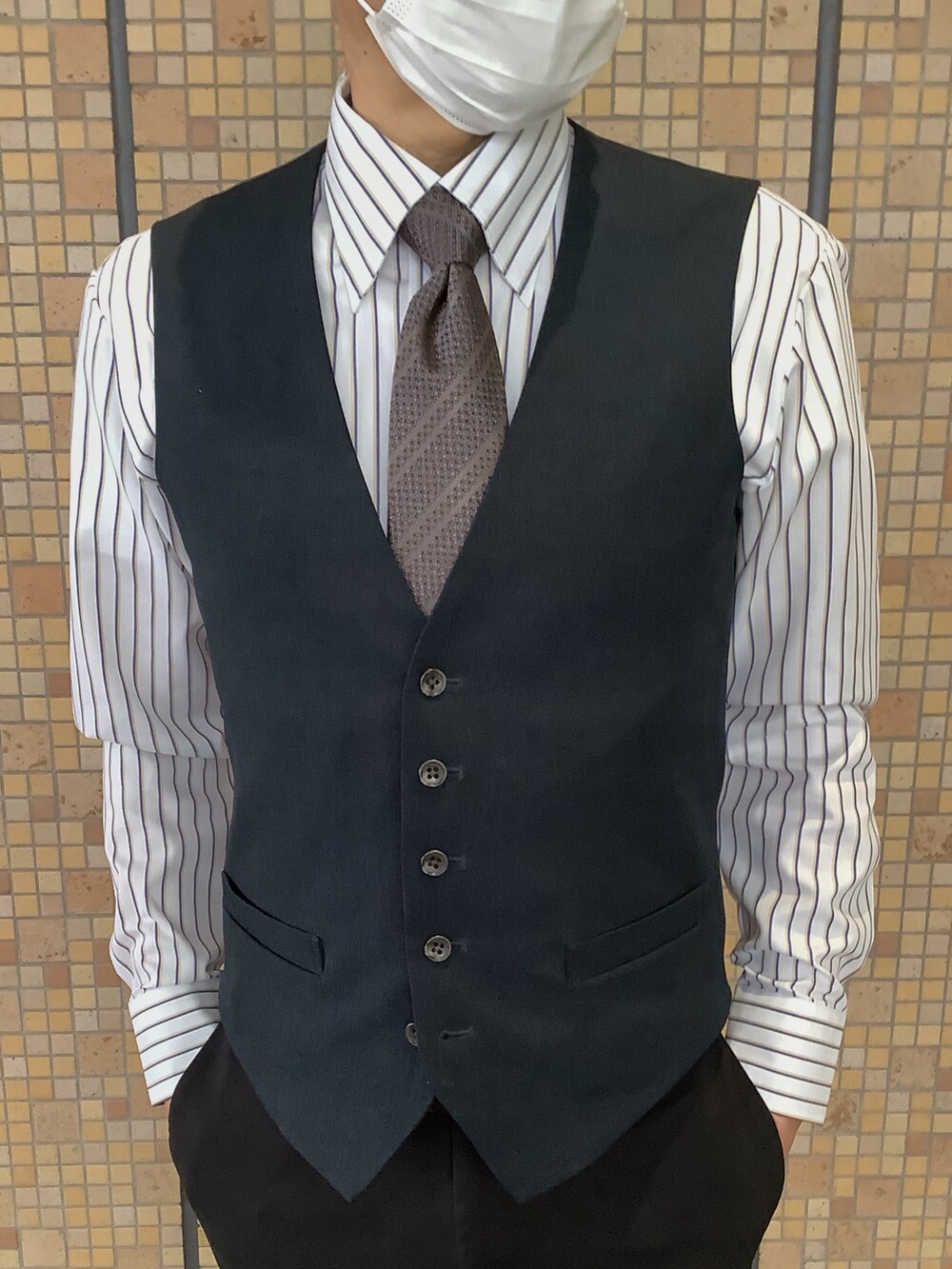 ブルー系のビジネスシャツを着用したメンズの冬コーディネートの2枚目の写真