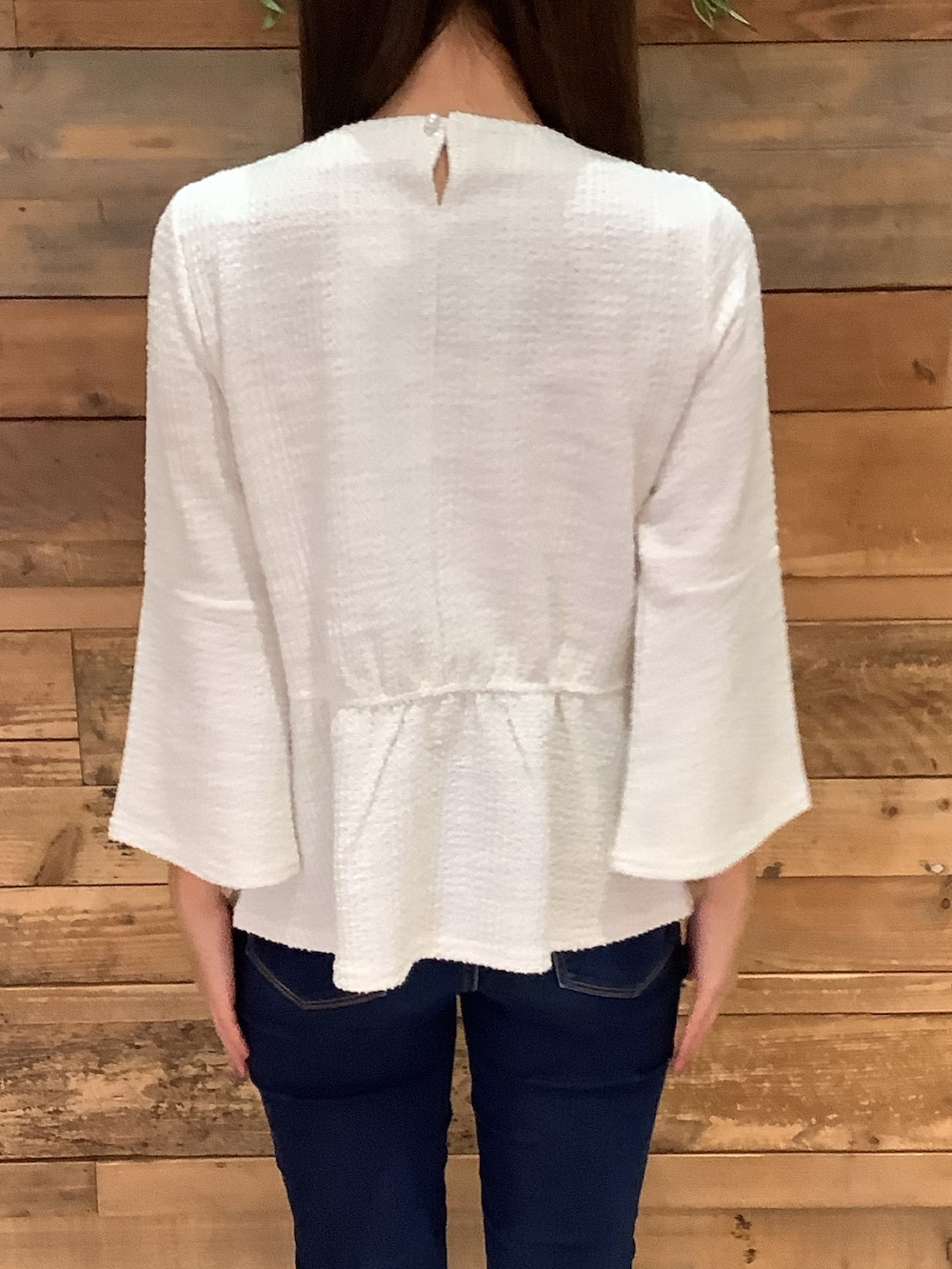 ホワイト系のシャツ/ブラウスを着用したレディースの春コーディネートの3枚目の写真