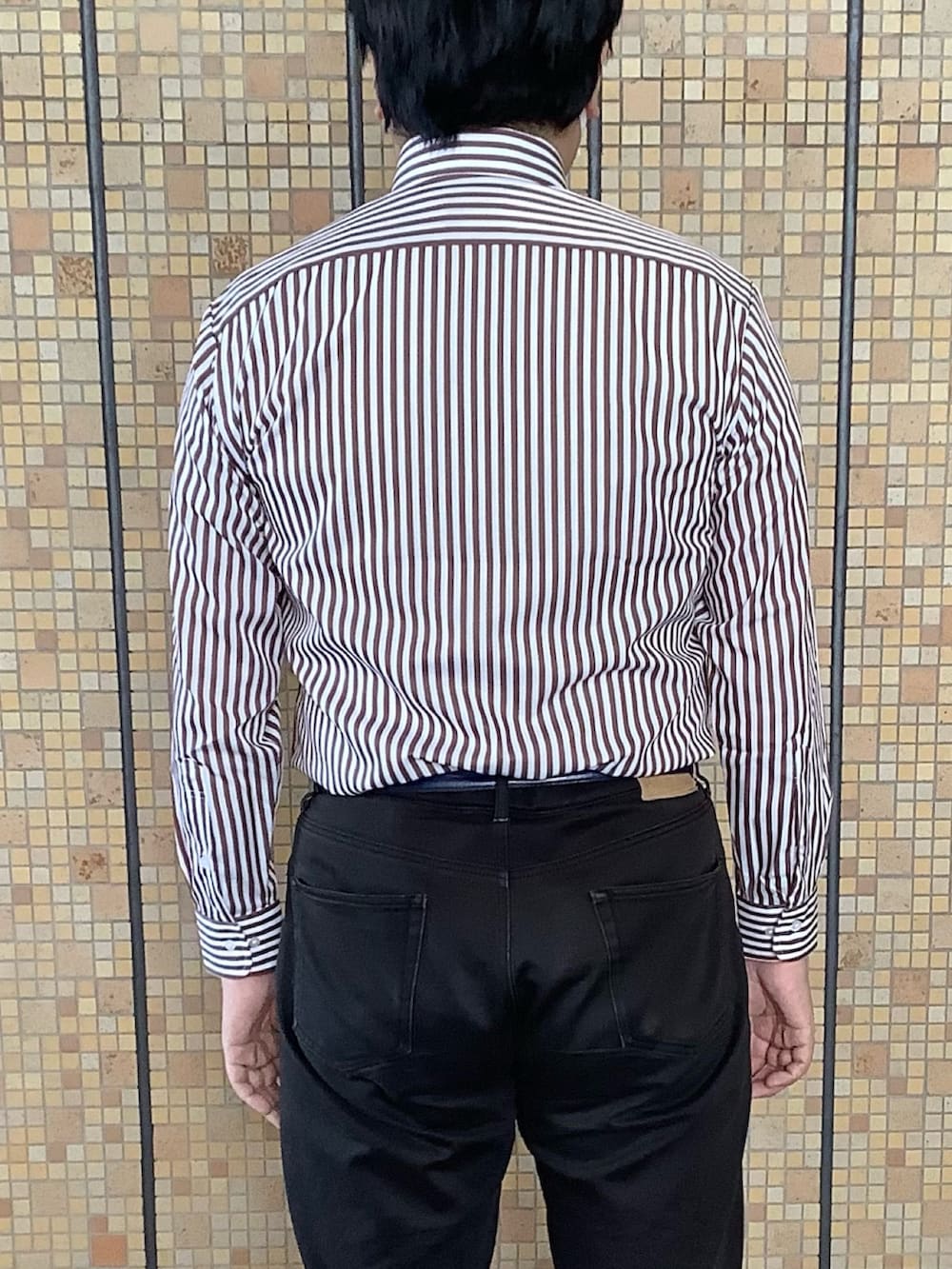 ブラウン系のビジネスシャツを着用したメンズの冬コーディネートの3枚目の写真