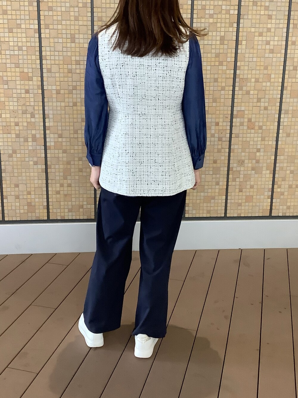 ホワイト系のベスト、ブルー系のシャツ/ブラウスを着用したレディースの秋コーディネートの4枚目の写真