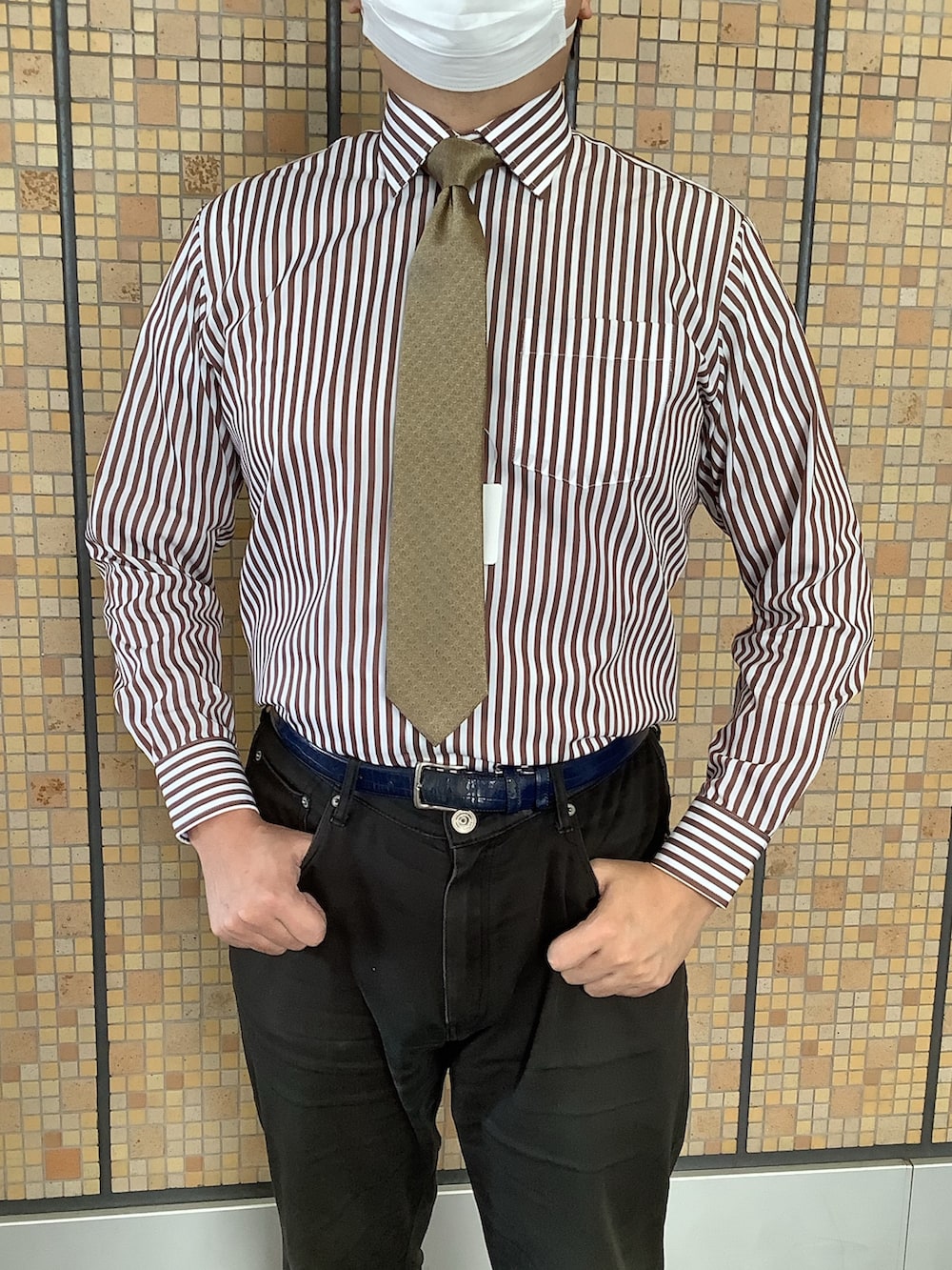 ブラウン系のビジネスシャツを着用したメンズの冬コーディネートの2枚目の写真