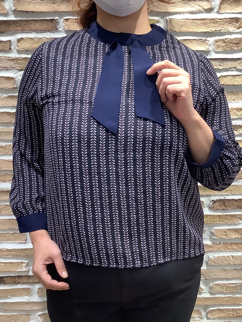ブルー系のシャツ/ブラウス、グレー系のカーディガン/ボレロを着用したレディースの秋コーディネートの3枚目の写真
