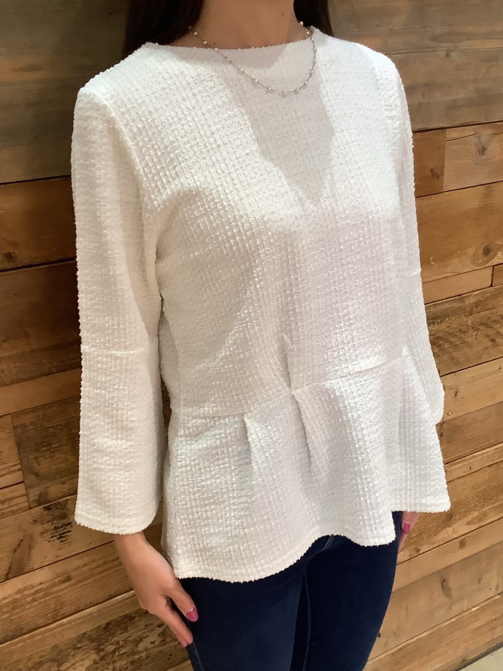 ホワイト系のシャツ/ブラウスを着用したレディースの春コーディネートの2枚目の写真