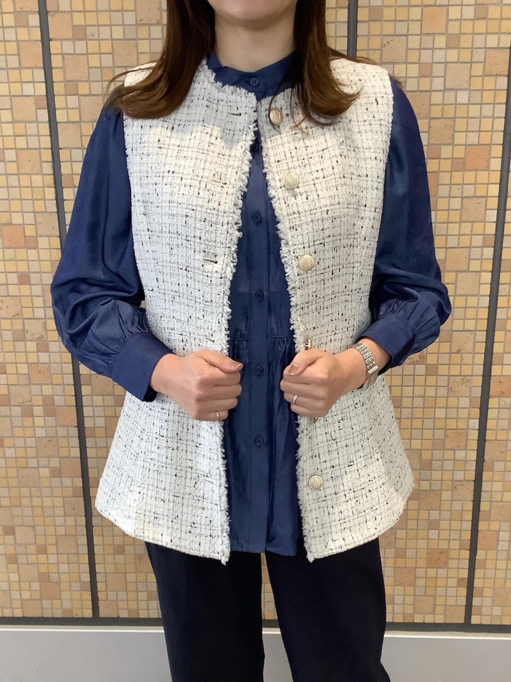 ホワイト系のベスト、ブルー系のシャツ/ブラウスを着用したレディースの秋コーディネートの3枚目の写真