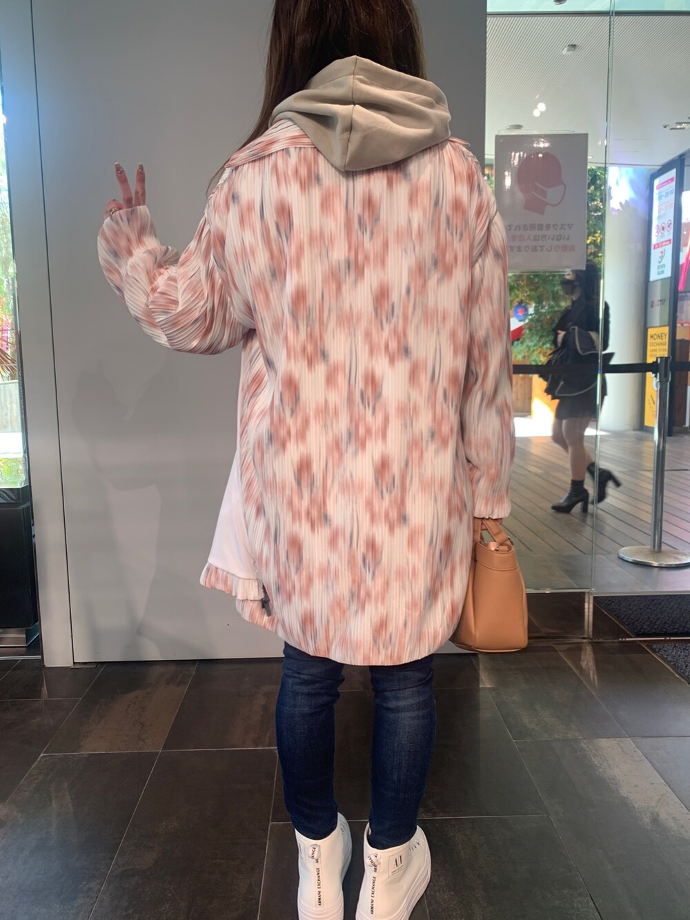 「AXchanger、AXchange、綺麗めコーデ、ミックススタイル、淡色コーデ、デニム、デニムコーデ、パーカー、厚底シューズ、綺麗めカジュアル、ママコーデ、ミニバッグ」｜「ARMANI EXCHANGEの【A|X アルマーニ エクスチェンジ】A|Xロゴ　スウェットパーカー（パーカー、グレー系）」を使った、ちゃむさん（レディース・153cm）の春コーディネートの3枚目の写真