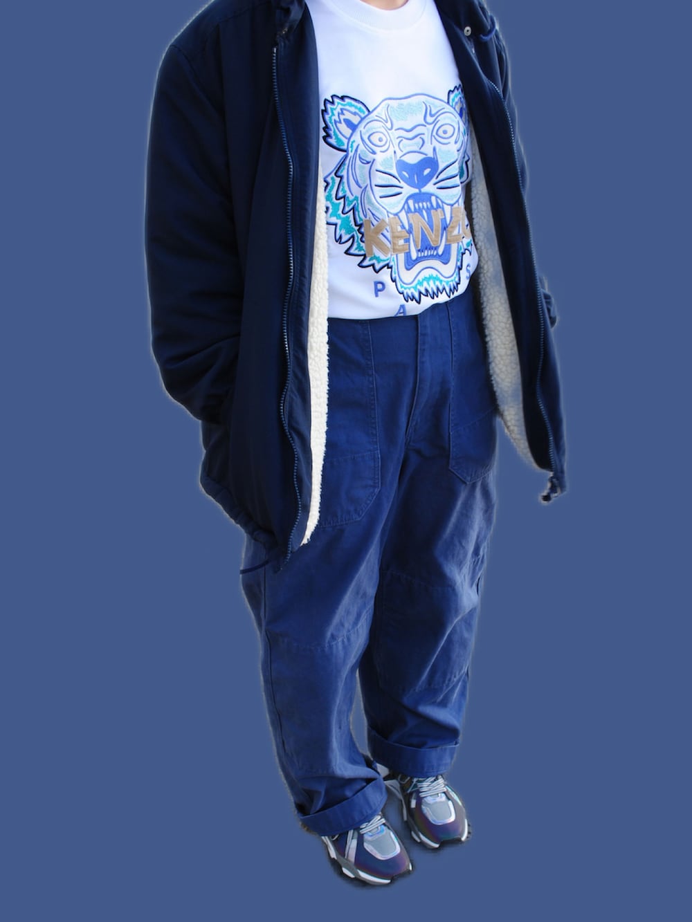 ホワイト系のスウェットを着用したレディースの冬コーディネートの2枚目の写真