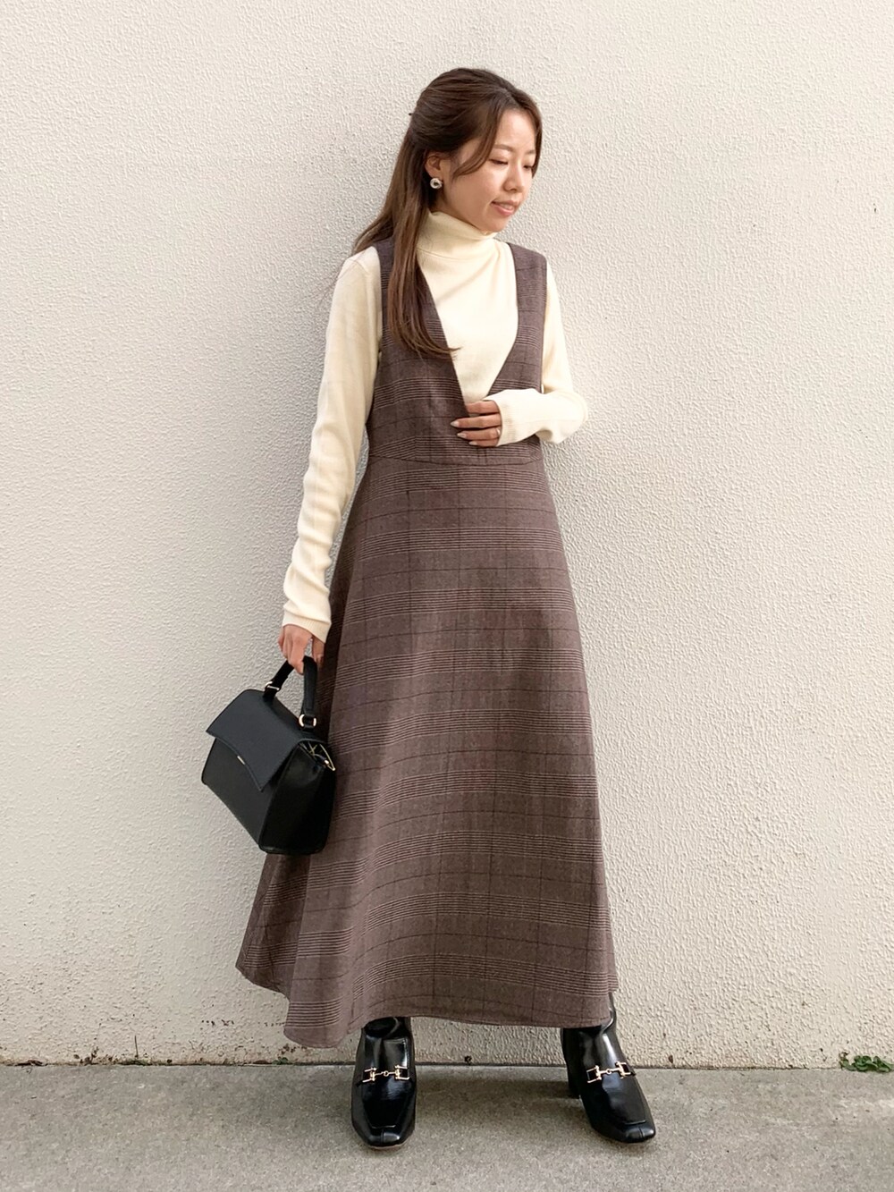「クリスマスに着たい服、低身長、キレイめカジュアル、タートルネック、休日コーデ、ブーツ、ニット、カラーコーデ、キレイめ、チェック、ジャンパースカート、ビットローファー、パープル、ノーカラーコート、ロングコート」｜「ROPE' PICNICのアールフラップスクエアミドルショルダーバッグ（ショルダーバッグ、ブラック系）」を使った、mocaさん（レディース・147cm）の冬コーディネートの4枚目の写真