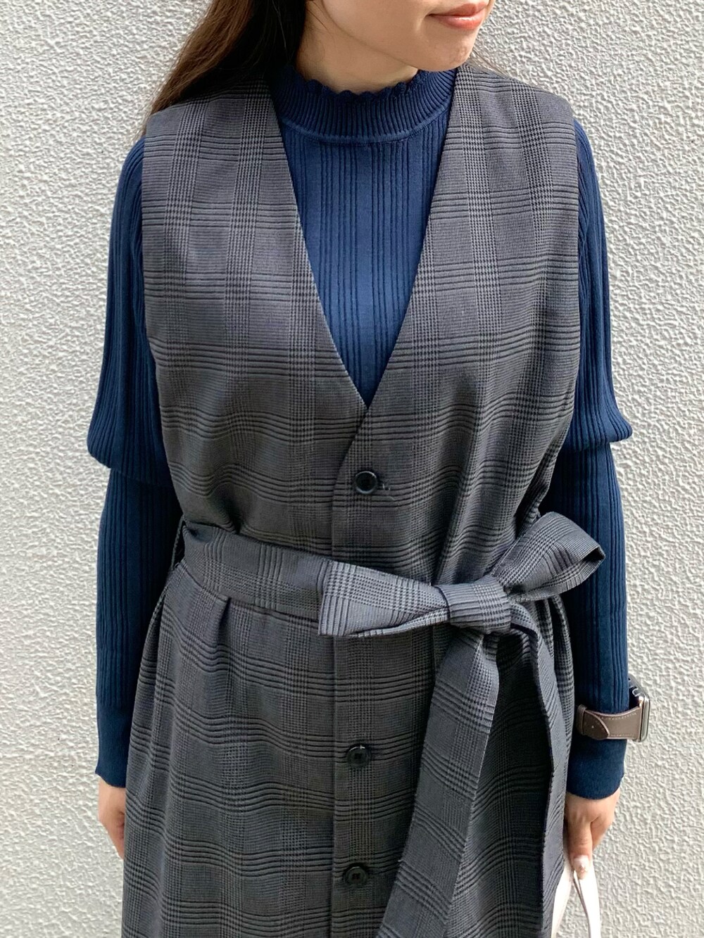 「秋ルック紹介するよ、秋コーデ、休日コーデ、ジャンスカ、ジャンパースカート、チェック、グレンチェック、ブルー、ホワイト、ブーツ、ショルダーバッグ、リブニット、寒色系、お出かけコーデ」｜「ROPE' PICNICの2WAY/ラナテックチェックジャンパースカート　ジレ（ジャンパースカート、グレー系）」を使った、mocaさん（レディース・147cm）の秋コーディネートの4枚目の写真