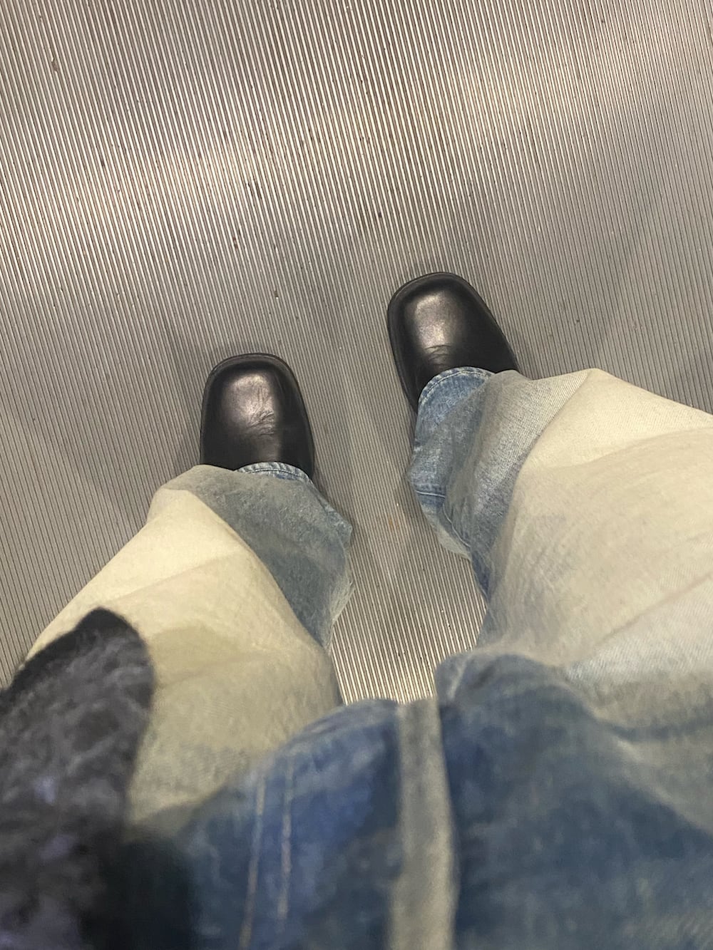 ブラック系のニット/セーター、ブルー系のデニムパンツを着用したメンズの冬コーディネートの2枚目の写真